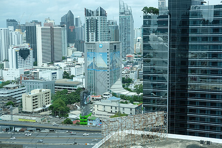 在公路附近的商业区建设城市摩天大楼高楼建筑景观市中心地标首都图片