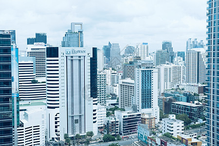 在公路附近的商业区建设城市地标建筑摩天大楼高楼景观市中心首都图片