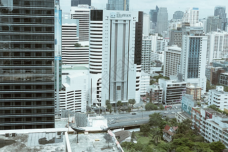 在公路附近的商业区建设城市市中心高楼首都地标建筑景观摩天大楼图片