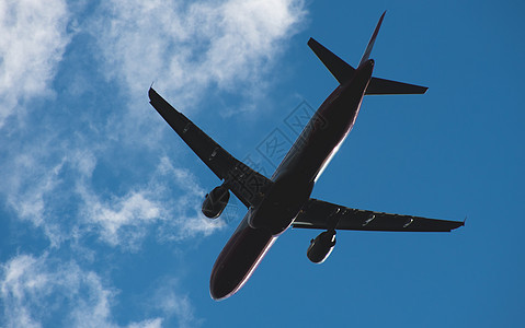 天空中的飞机运输商业速度飞机场旅行航空公司喷射航空客机蓝色图片