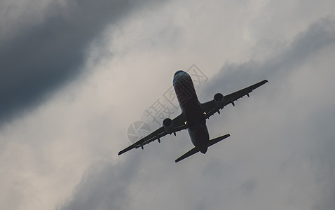 天空中的飞机速度航空公司太阳客机旅游蓝色飞机场引擎航班日落图片