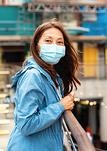 身戴面罩的亚裔妇女在城市和购物中走动面具人群感染疾病旅游家庭会议流感口罩社交图片
