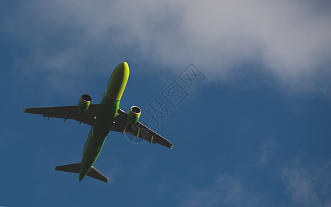 天空中的飞机航班速度空气假期客机蓝色运输旅游飞机场旅行图片