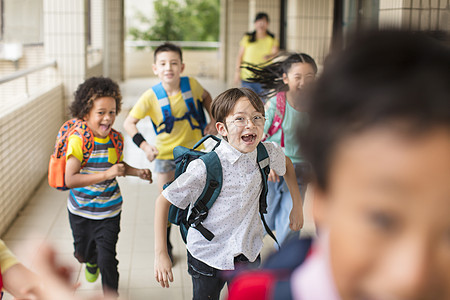 快乐的小学儿童群体向前走动的儿童群体课堂团体男生背包同学跑步享受自由女孩童年图片