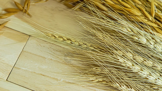 用于食物含量的木板上的大麦和燕麦白色小麦棕色木头谷物食品种子收成农业粮食图片