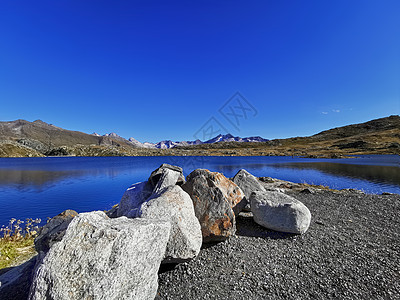 Swis salps山丘的全景 位于Gramselpp顶端的湖远足湖泊蓝色旅行气候荒野冰川旅游风景山脉图片