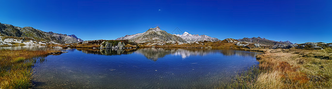 Swis salps山丘的全景 位于Gramselpp顶端的湖远足池塘湖泊风景岩石悬崖天空活力旅游山脉图片