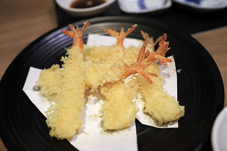 在一家日本餐馆里 有选择的专注点 重点很突出 很好看小吃油炸对虾文化美食面包屑桌子海鲜菜单食品图片