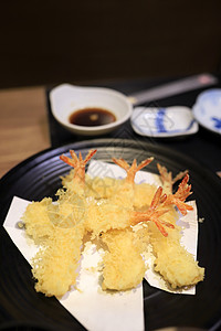 在一家日本餐馆里 有选择的专注点 重点很突出 很好看面包屑饮食小吃菜单文化桌子盘子对虾美食食物图片