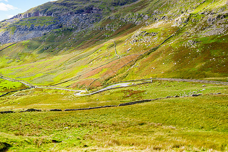 在Kirkstone山口通往Windermere湖Ambleside湖英区旅游戏剧性旅行风景斗争天空湖区沼泽地车道图片