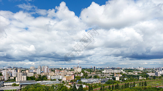 基辅全景 高云天覆盖住宅区 绿色公园和电视塔图片