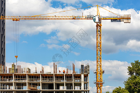 建造一座多层住宅楼 用高塔起重机抵挡蓝色云天 )图片