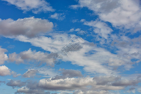 在蓝天的背光下 白云和灰云图片