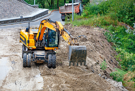 建筑工地的重型建筑挖土机工程 以扩大车道范围图片