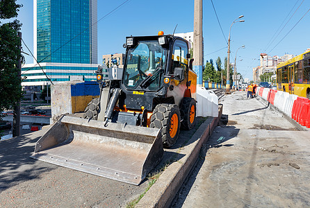 在修复公路时 轻量级和可操作的建筑推土机站立图片