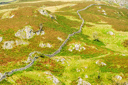 环绕英格兰Kirkstone路口湖区坠落国家太阳公园丘陵旅行英语绿色石头农田风景图片