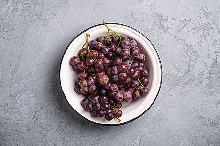 新鲜成熟的葡萄莓 在石头混凝土背景上的碗里营养盘子甜点饮食水果团体季节紫色食物浆果图片