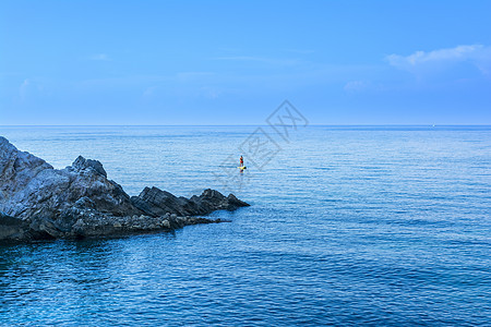 年轻人在希腊利姆尼奥纳海滩平静的海水上滑板图片