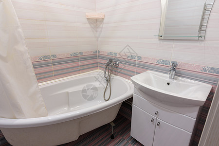一间舒适的普通浴室内有洗浴盆 浴缸和镜子图片