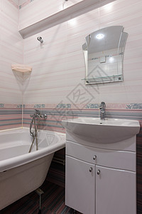 带洗脸盆和亚克力浴缸的传统浴室内部的碎片图片