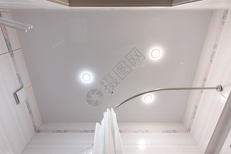 伸展天花板 浴室有三个聚光灯图片