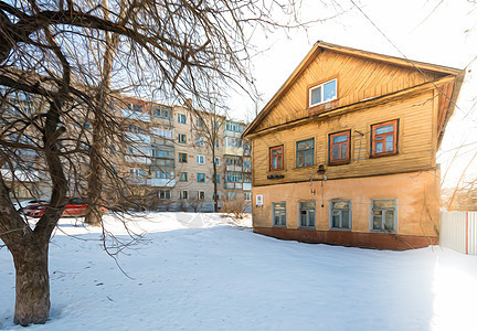 被雪覆盖的老木屋 俄罗斯图片