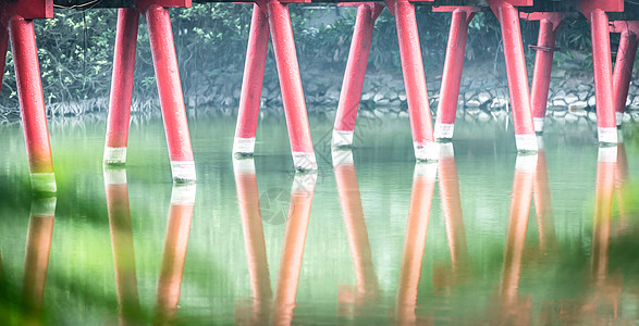 有水背景的红色木桥的详细信息木头平行线边缘工艺扶手材料乡村木材栏杆旅行图片