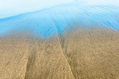 通过沙滩上清澈的水流 海底的海床图片