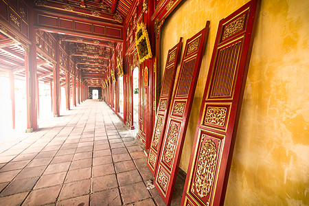 在亚洲越南的Hue城堡红木厅旅行地标光束色调建筑柱子入口文化太阳旅游图片