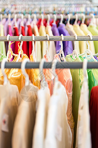 商店的衣架上挂着多彩的衣服店铺活力营销展示女士架子裙子纺织品服装收藏图片