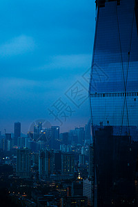 在日落的雨云下 有时髦的未来建筑摩天大楼CL 117 对吉隆坡风景的美观令人瞩目图片