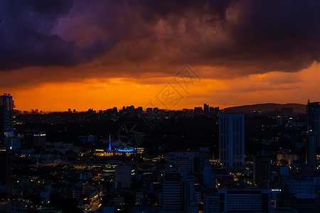 夜晚城市日落 雨云笼罩夜雨 对吉隆坡风景的美景引人瞩目市中心场景地标街道建筑蓝色天空全景天际摩天大楼图片