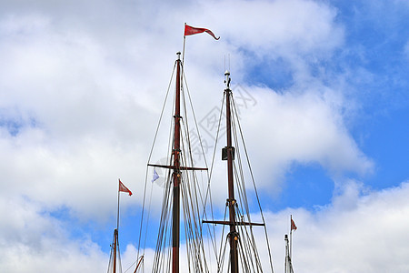 乘帆船在蓝天对着一些帆船上航行缆绳蓝色巡航海洋木头运输甲板金属游艇船运图片