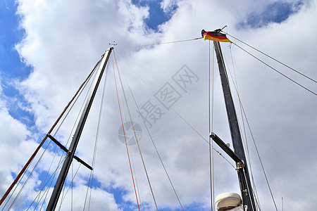 乘帆船在蓝天对着一些帆船上航行血管运输港口甲板旅行游艇船运桅杆巡航缆绳图片