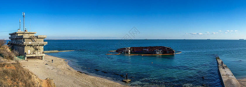 乌克兰敖德萨Odessa与停泊油轮的全景海观海滩血管货物危险海岸环境碰撞油船救援太阳图片