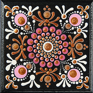 木砖上的曼陀罗点艺术画 美丽的曼陀罗手绘在黑木上的彩色圆点 民族图案用丙烯颜料 手工 点画 抽象虚线背景爱好创造力中心点对点染色图片