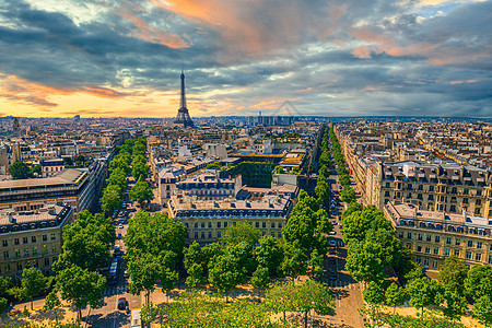 巴黎 法国 - 在日落的光芒下与埃菲尔铁塔的城市景色图片