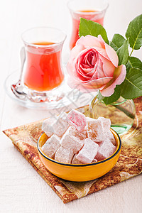 碗端有土耳其喜悦的土耳其菜芳香美食粉末橙子饮料糖果甜点玫瑰果味红茶图片