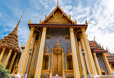 翡翠佛寺或光辉港是著名的广场建筑天空艺术旅游世界佛教徒旅行金子地标寺庙图片