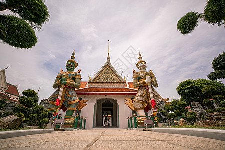 Wat Arun是泰国游客的著名旅游点观光图片寺庙雕像金子宝塔艺术佛塔宗教历史图片