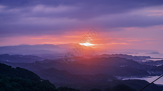 台湾吉富芬山的美丽多彩的日落景色图片