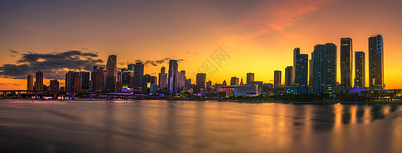 迈阿密天际线和Biscayne湾上方的日落图片