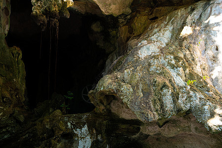 躲到洞穴前 古老的石头洞洞石和stalagmites石窟旅游钟乳石蝙蝠编队地质学隧道石笋洞穴学旅行图片