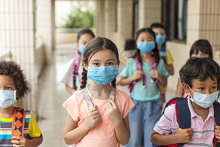 学生与19人隔离后 身戴医疗面具的儿童回到学校上学孩子们教育预防瞳孔校园小学口罩女孩安全男生图片