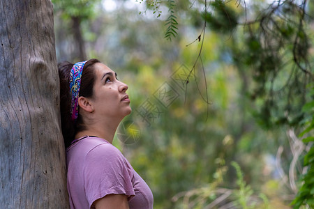 森林中间的真女人 脸面罩场地环境衬套闲暇柳条农村孤独旅行公园女士图片