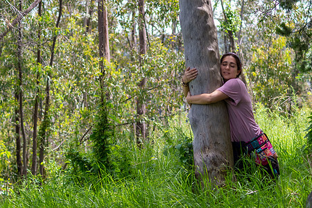 真正的嬉皮士态度的女人 拥抱着森林中间的一棵树森林公园柳条农村女性晴天孤独女孩冥想女士图片