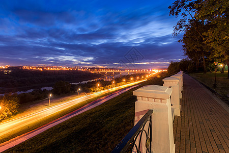 夜里有模糊灯光的汽车在城市中行驶 桥对面公园人行道街道速度景观场景天际基础设施交通市中心图片