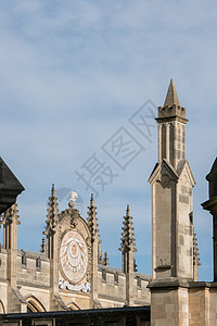 牛津 全苏尔斯学院 UK 18072019 从拉德克里夫广场黑暗天空看旅游地标旅行历史性灵魂蓝色城市建筑学日晷英语图片