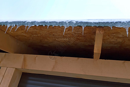 冰棍挂在房子屋顶上背景图片