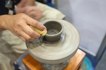 陶瓷工场 把泥土碗扔在陶器轮子上的人封面收入工作投掷创造力工匠爱好设计模具横幅图片